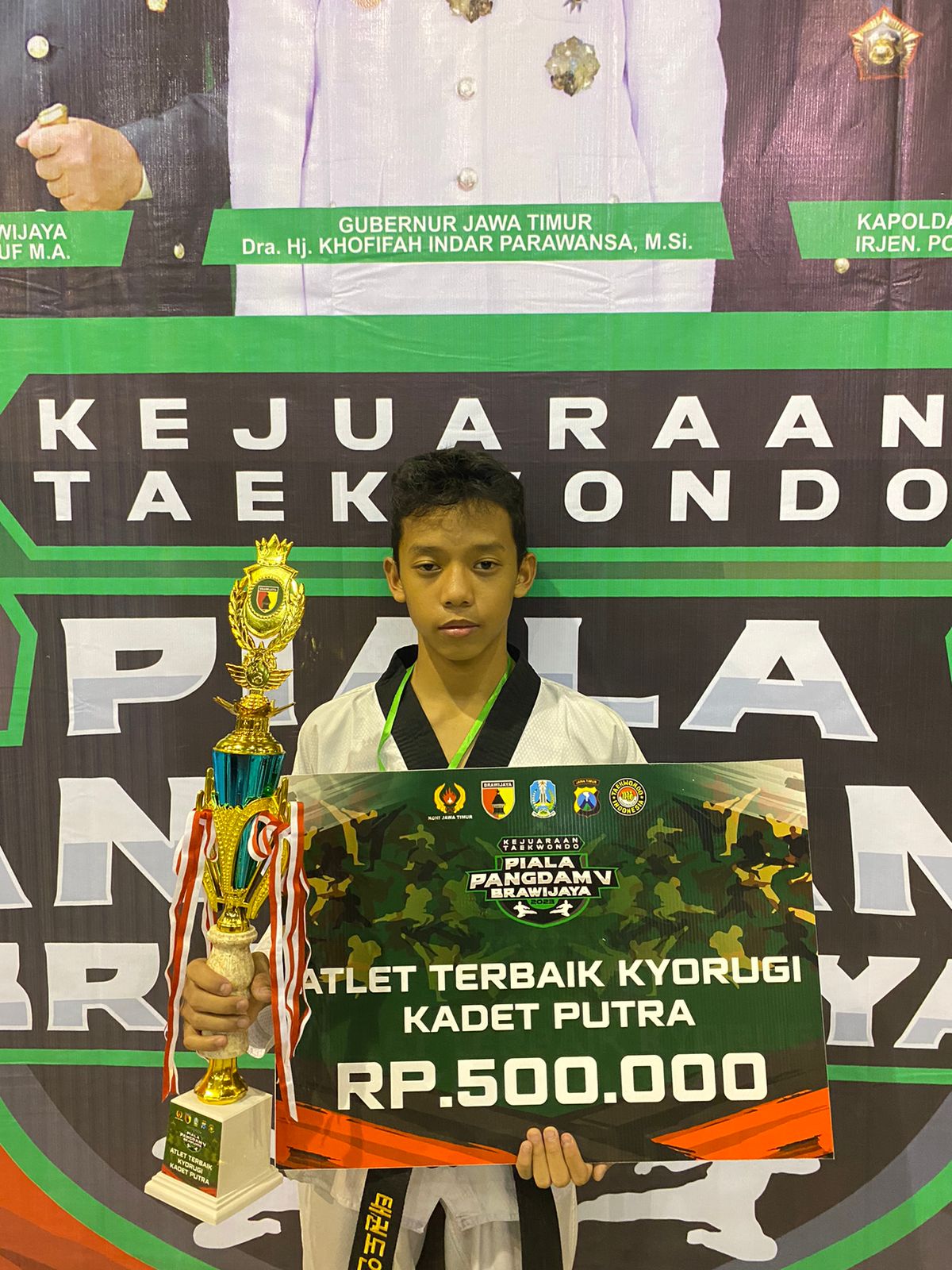 PRESTASI: Adelio Alvaro Putra Yurima berhasil memborong juara sebagai atlet terbaik dan Juara 1 dalam Kejuaran Taekwondo Piala Pangdam V Brawijaya.&nbsp;(ISTIMEWA)