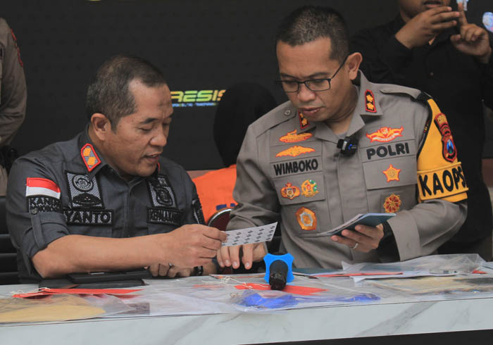PEMERIKSAAN: Kepala Kantor Imigrasi Kelas II Non TPI Ponorogo dan Kapolres Ponorogo memeriksa keabsahan dokumen kasus penipuan calon PMI oleh Ika Faramita. (AJI PUTRA/JAWA POS RADAR PONOROGO)