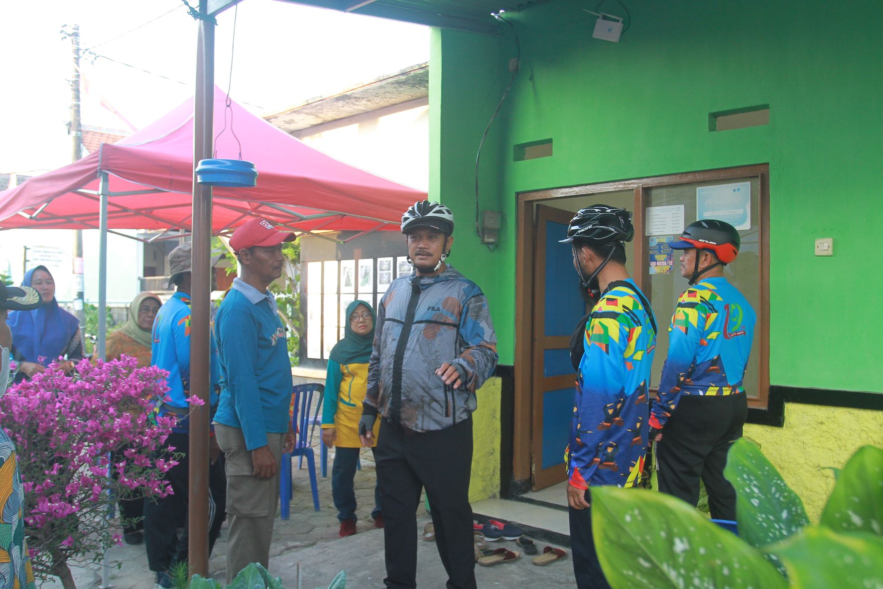CEK: Wali Kota Maidi meninjau lokasi yang akan divisitasi tim penilai kunjungan lapangan Lomba Kelurahan dan 10 Program Pokok PKK di Kelurahan Manguharjo kemarin (22/6). (BAGAS BIMANTARA/RADAR MADIUN)