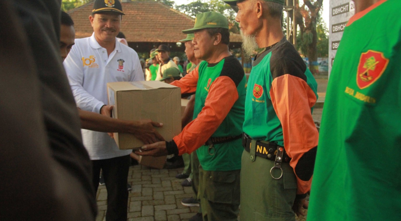 ANTUSIAS: Ribuan anggota linmas di 27 kelurahan mengikuti kegiatan senam bersama Wali Kota Maidi di Ngrowo Bening Edupark kemarin (23/6). (BAGAS BIMANTARA/RADAR MADIUN)