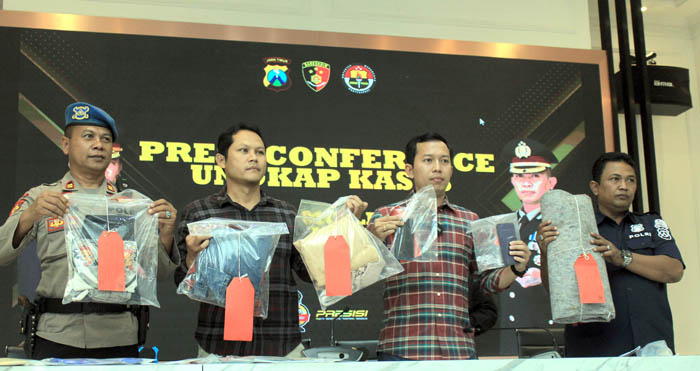 BARANG BUKTI: Polres Ponorogo menunjukan barang bukti kasus asusila yang melibatkan anak di bawah umur, pelaku menyebarkan video syur korban bulan lalu. (AJI PUTRA/JAWA POS RADAR PONOROGO)