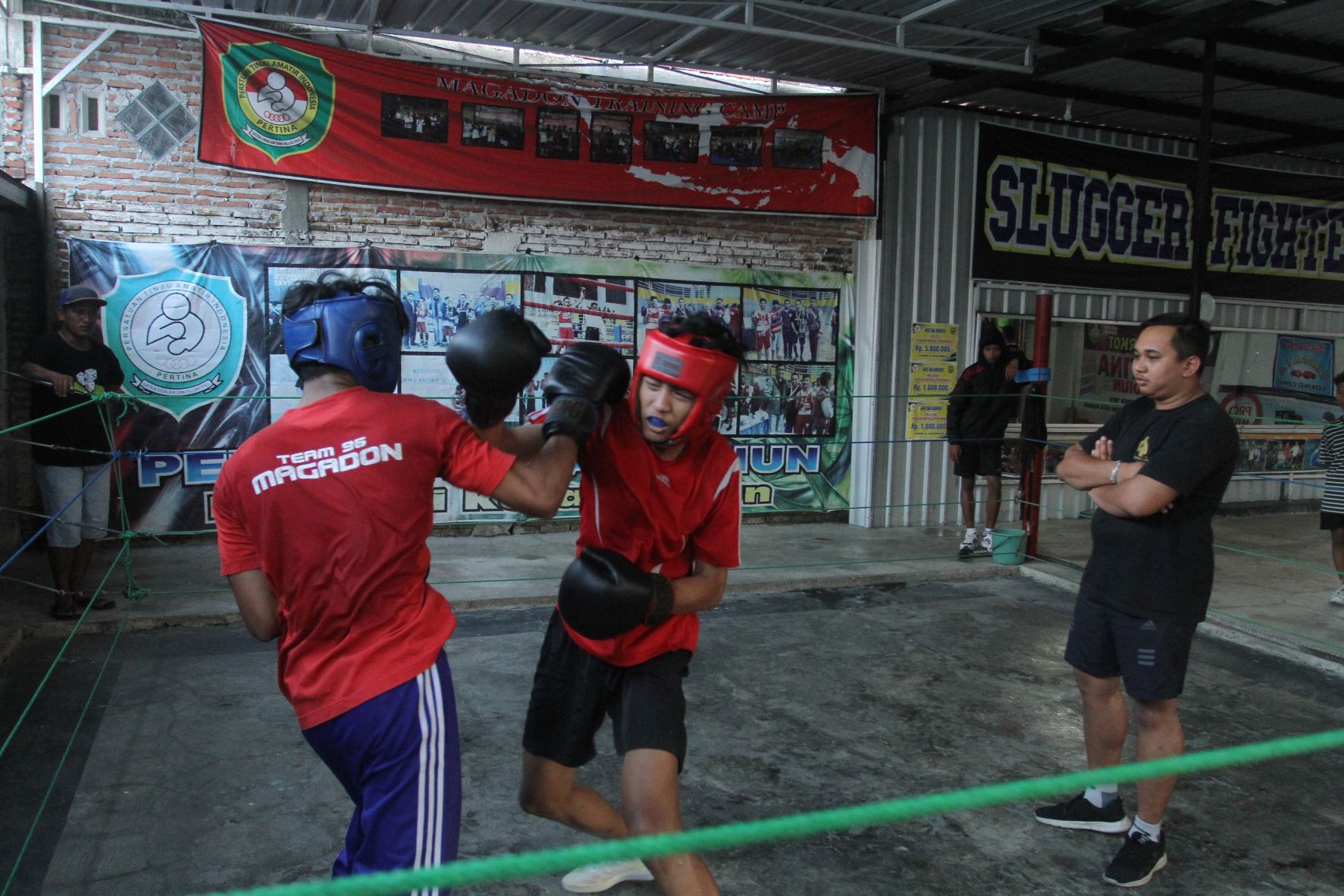 PERSIAPAN PORPROV: Atlet tinju Pertina Kota Madiun melakukan latihan intens di sasana Banjarejo kemarin (24/6).&nbsp;(BAGAS BIMANTARA/RADAR MADIUN)