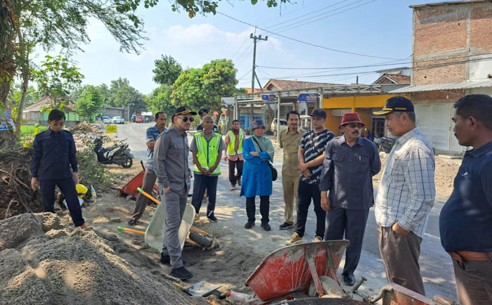 TAK SESUAI SPESIFIKASI: Rombongan Komisi IV DPRD Ngawi ketika menginspeksi proyek Jalan Walikukun-Kedunggudel beberapa waktu lalu. (KOMISI III DPRD UNTUK JAWA POS RADAR NGAWI)