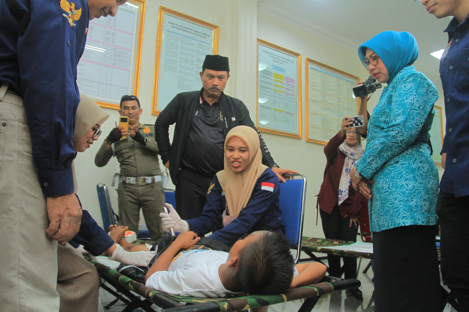 SUNATAN: Wali Kota Maidi meninjau pelaksanaan khitanan masal di rumah dinasnya kemarin (23/6).&nbsp;(BAGAS BIMANTARA/JAWA POS RADAR MADIUN)