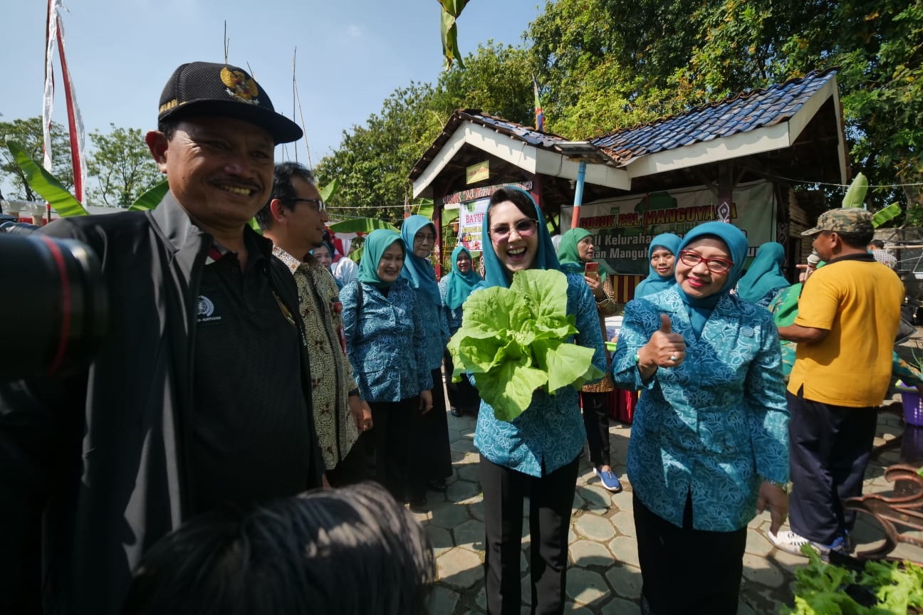 LOMBA: Ketua Tim Penggerak PKK Jatim Arumi Bachsin bersama dengan Wali Kota Maidi dan Ketua TP PKK Kota Madiun Yuni Setyawati di Kampung Edu Wisata Gedongan. (DISKOMINFO KOTA MADIUN)