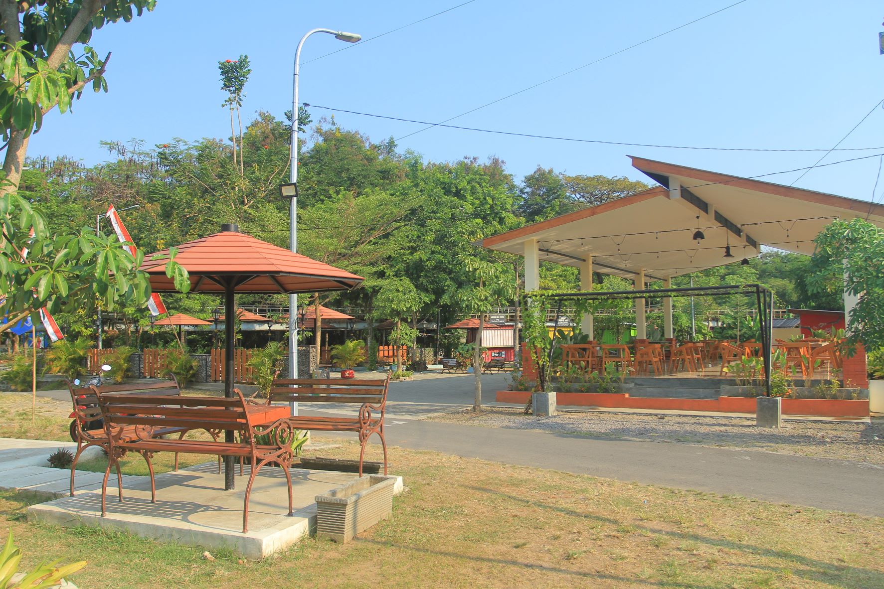 PUSAT KERAMAIAN: RTH Josenan menjadi pilihan alternatif warga Kota Madiun untuk berwisata dan kuliner.&nbsp;(BAGAS BIMANTARA/RADAR MADIUN)
