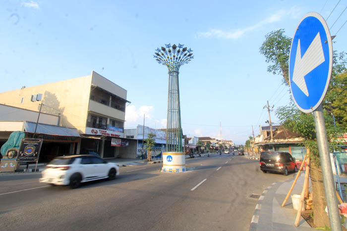 SEGERA DITINDAKLANJUTI: Dishub bersama FLLAJ Ponorogo bakal memasang speed bump dan speed trap pada titik rawan aksi kebut-kebutan di Jalan Urip Sumoharjo, (AJI PUTRA/JAWA POS RADAR PONOROGO)