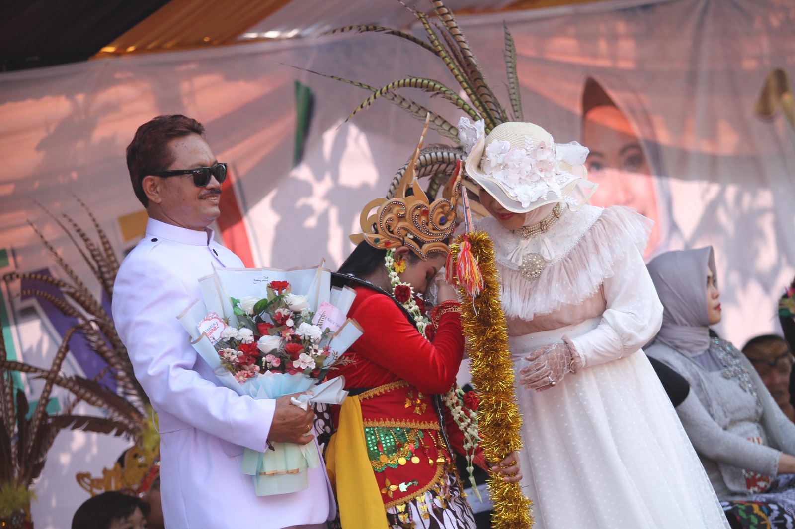 TOTALITAS: Wali Kota Madiun Maidi dan Ketua TP PKK Kota Madiun Yuni Sulistyowati Maidi bersama salah satu peserta Madiun Carnival 2023. (BAGAS BIMANTARA/RADAR MADIUN)