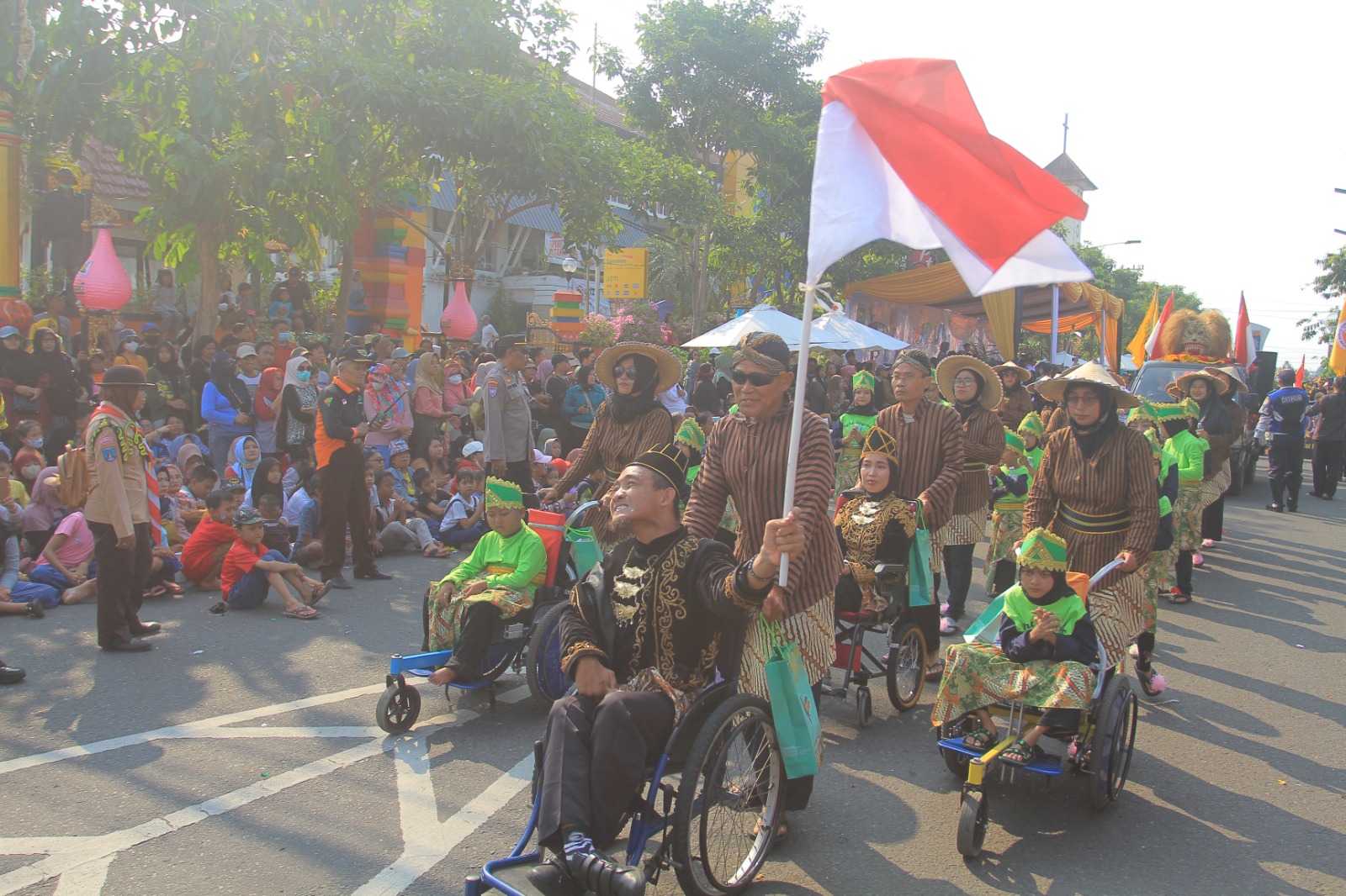 INKLUSIF: Kemeriahan karnaval memperingati HUT ke-105 Kota Madiun, Sabtu (24/6). Para penyandang disabilitas juga ikut meramaikan event ini. (BAGAS BIMANTARA/RADAR MADIUN)