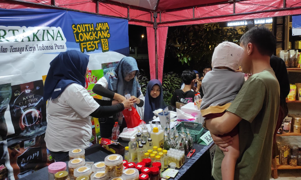 DUKUNG UMKM: Pengunjung South Java Longkang Fest 2023 membeli produk UMKM binaan Rumah BUMN Pacitan. (ISTIMEWA)