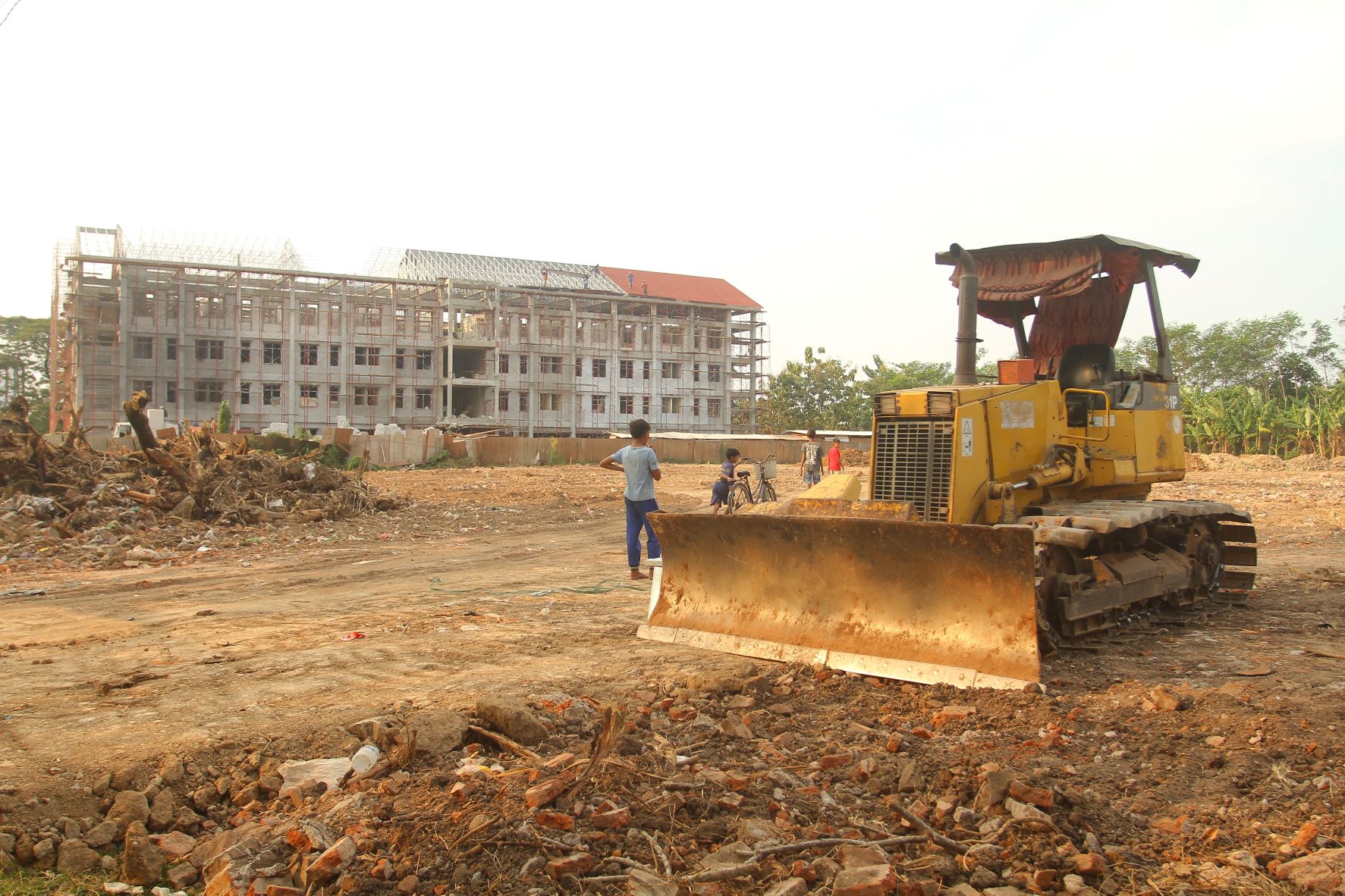 RATA TANAH: Proses pengurukan lahan yang sedianya bakal dibangunan Rusun IV di Jalan Hayam Wuruk mulai dikerjakan.&nbsp;(BAGAS BIMANTARA/RADAR MADIUN)