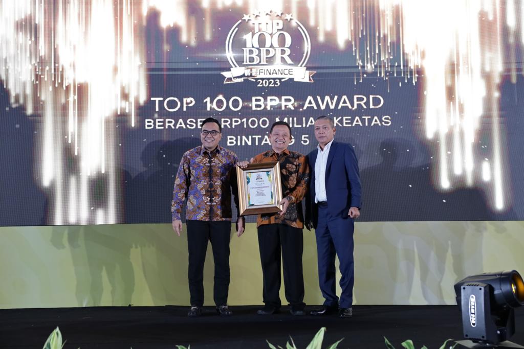 PRESTASI: Dirut Bank Ekadharma Bhinaraharja Magetan Muhammad Nuf Bernardin menerima penghargaan dari majalah The Finance Infobank predikat bintang lima kategori Top 100 BPR beraset di atas 100 Miliar.
