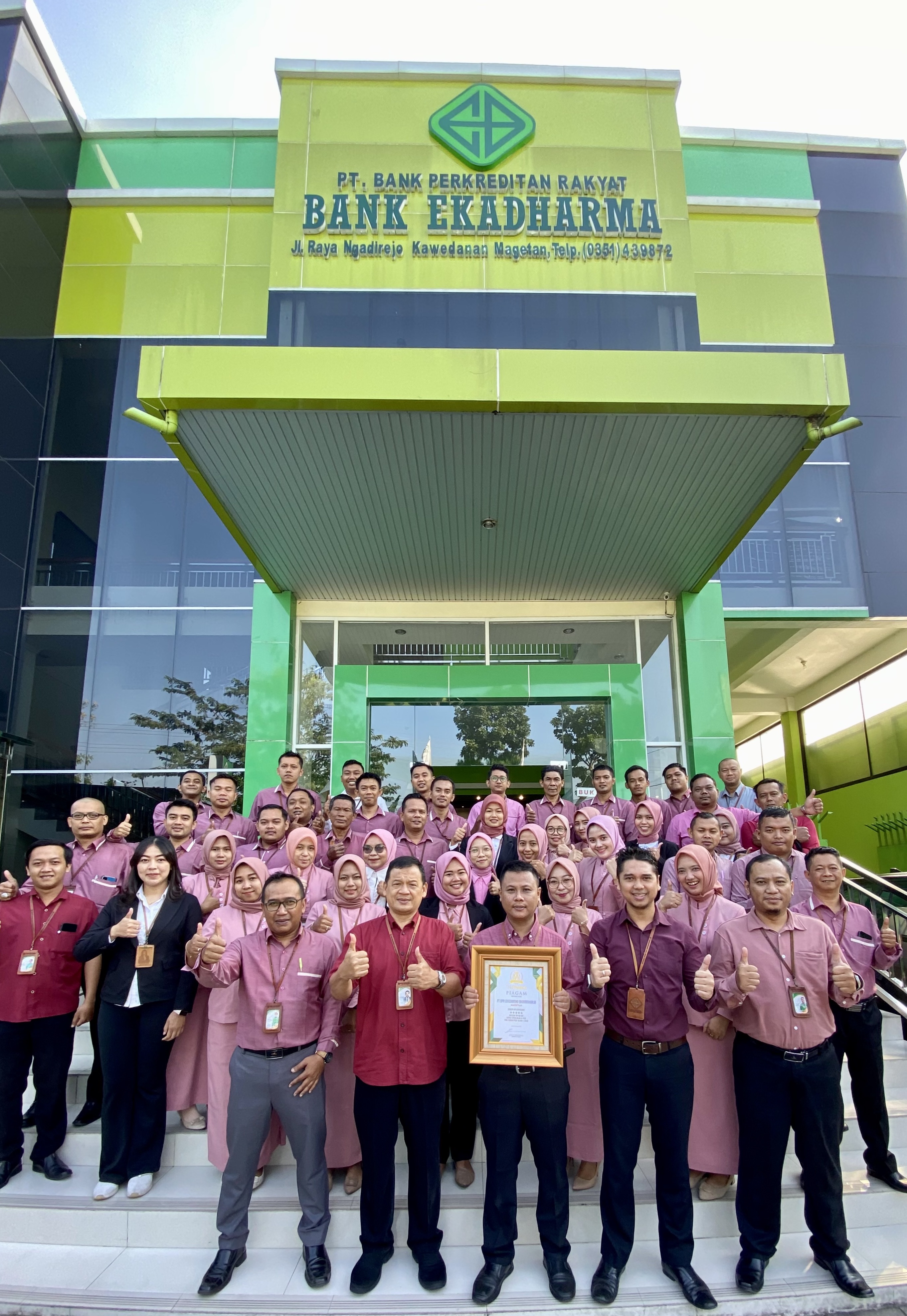 KINERJA TOP: Dirut Bank Ekadharma Bhinaraharja Magetan Muhammad Nuf Bernardin (dua dari kiri) didampingi Direktur Bank Ekadharma Bhinaraharja Magetan Dwiatmojo Bahagio (dua dari kanan) dan karyawan.