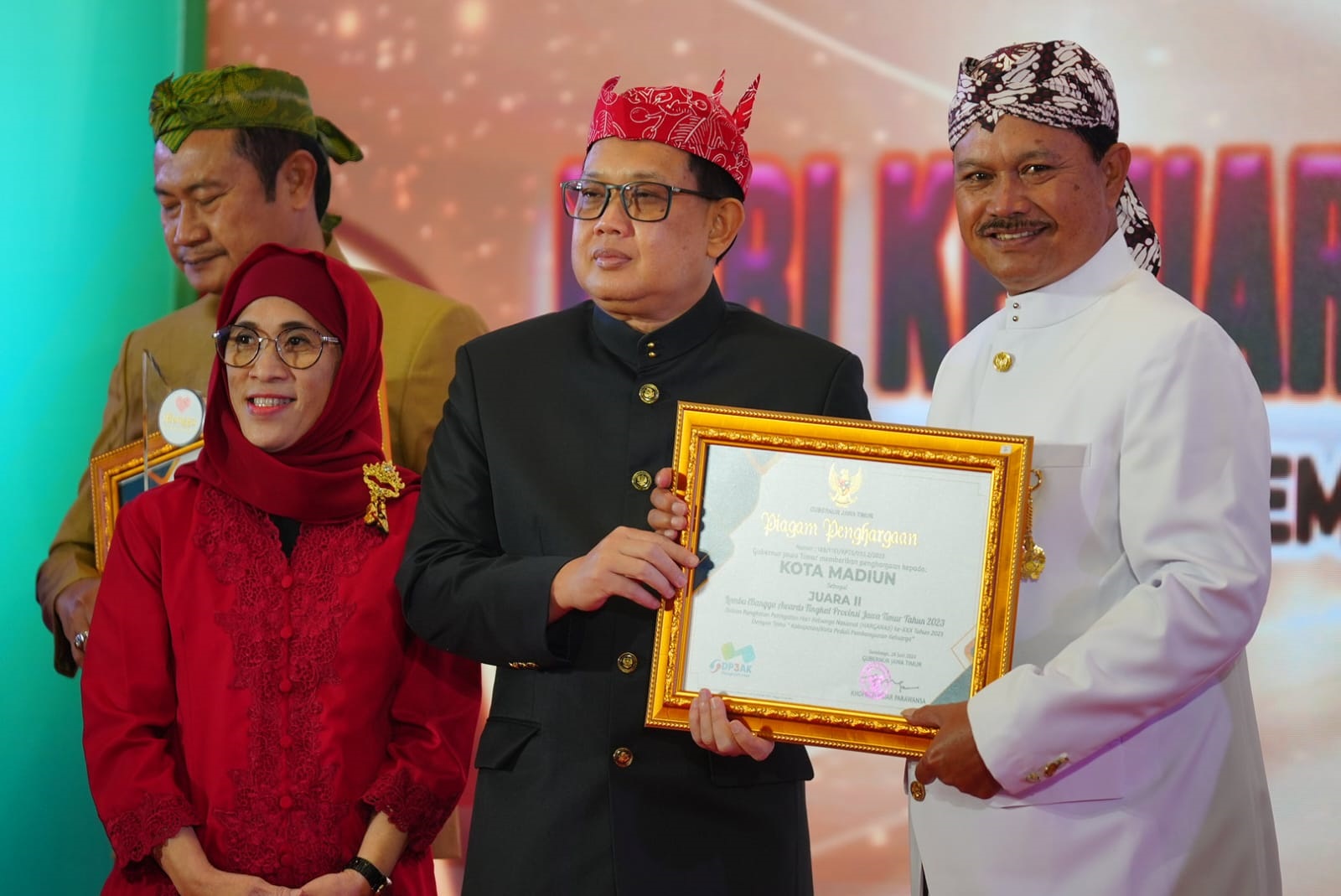 KADO SPESIAL HUT: Wali Kota Madiun Maidi menerima piagam terbaik kedua iBangga Award 2023 dari Sekdaprov Jatim Adhy Karyono di Surabaya kemarin (26/6). (DISKOMINFO UNTUK RADAR MADIUN)