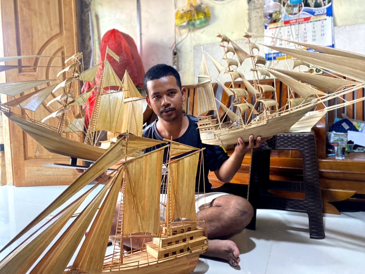 KREATIF: Albert Wilis Tri Saktiawan menunjukkan miniatur kapal pinisi karyanya. (ALBERT WILIS TRI UNTUK RADAR MADIUN)