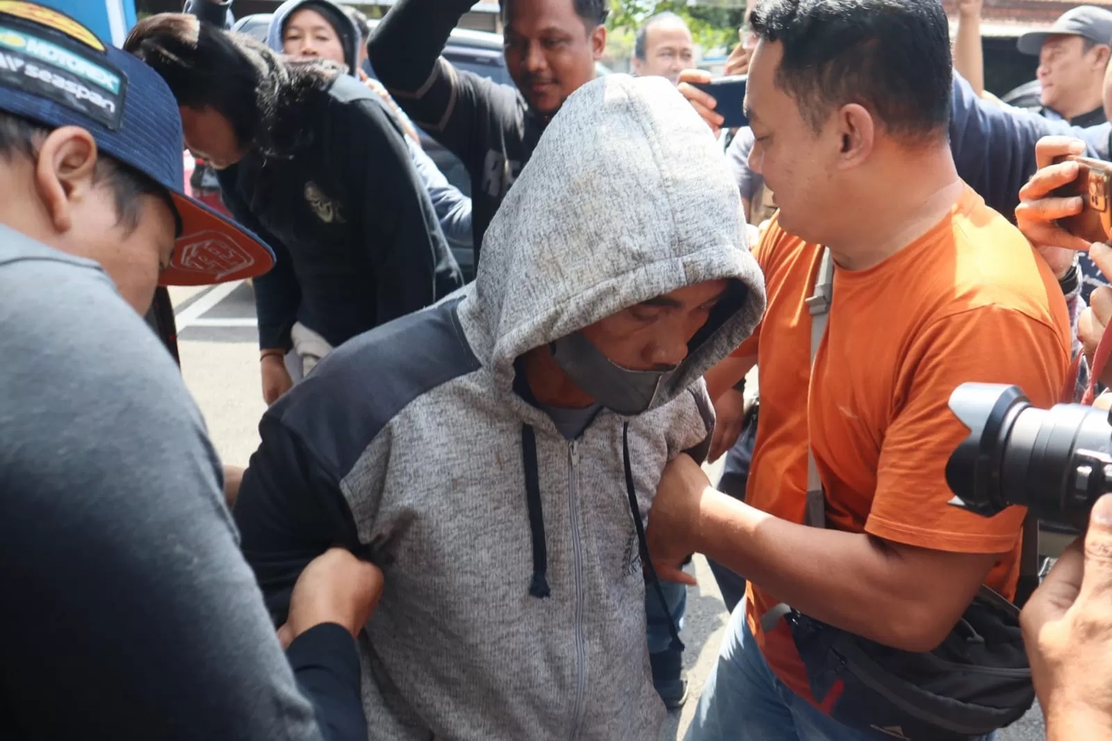 Tersangka R ditangkap polisi setelah membunuh 7 bayi. (Radar Banyumas)