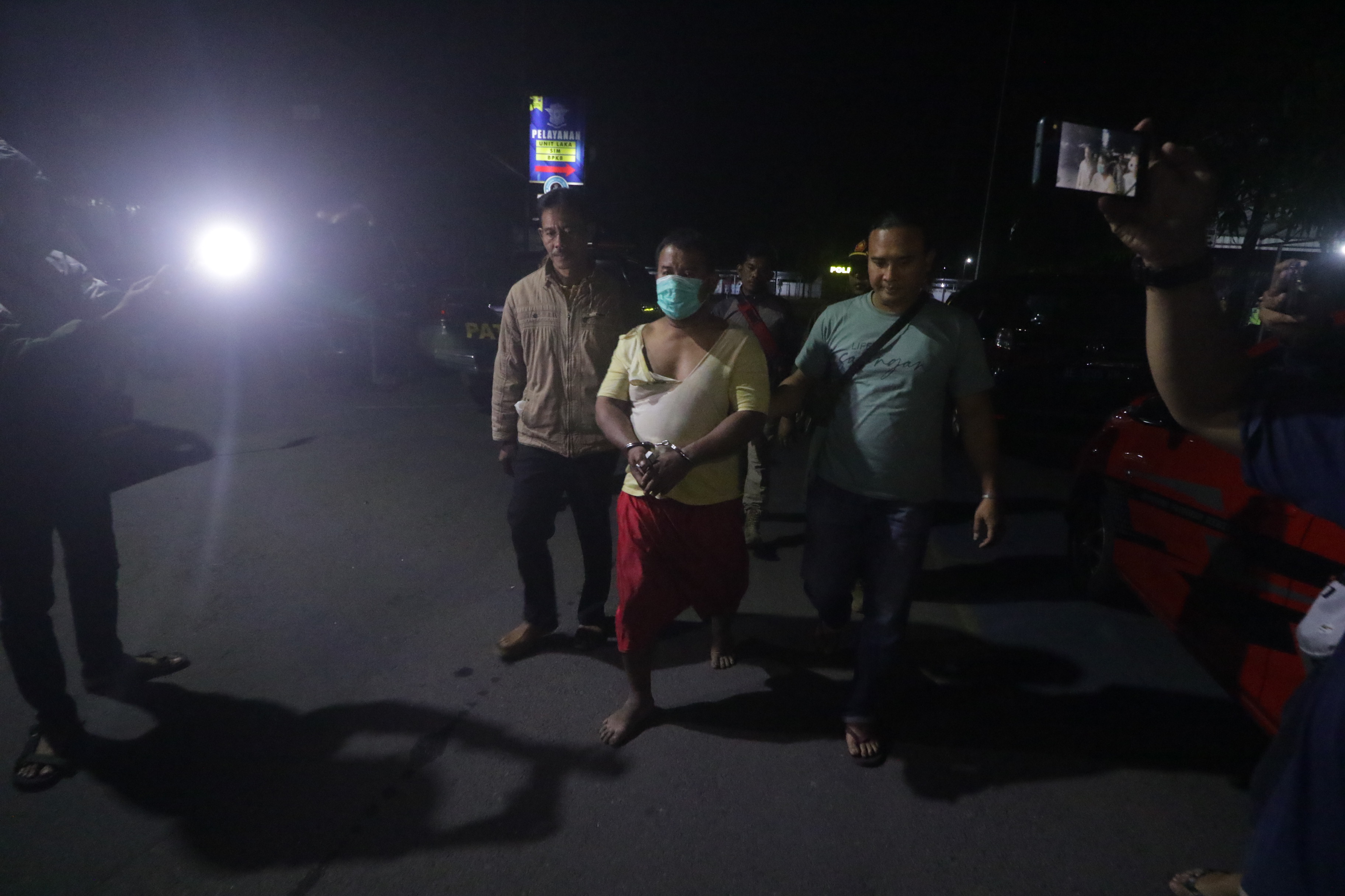 DIGELANDANG: Salah seorang pelaku diringkus petugas setelah terlibat aksi kejar-kejaran di Desa Slambur, Geger, Senin malam (26/6). (R. BAGUS RAHADI/RADAR CARUBAN)