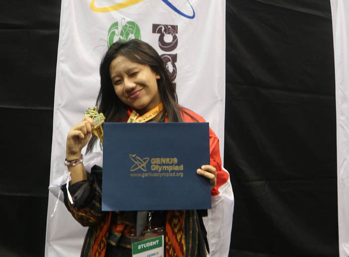 MEMBANGGAKAN: Dayinta Adisty memperoleh medali emas kategori musik ajang Genius Olympiad 2023, New York. (DAYINTA ADYSTI UNTUK JAWA POS RADAR NGAWI)