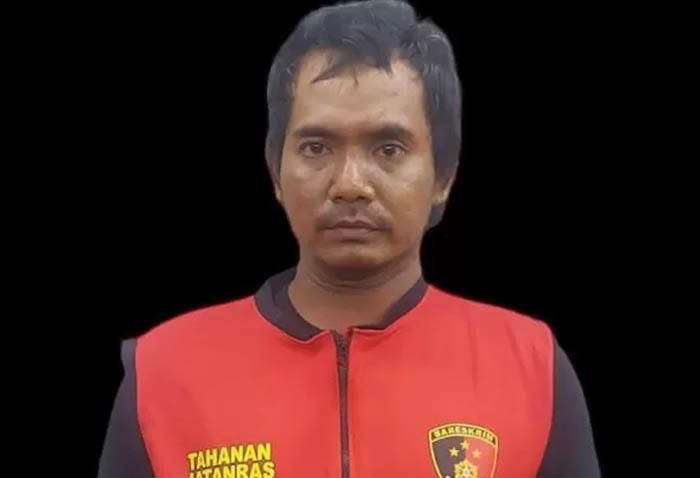 Polrestabes Surabaya berhasil membekuk F, pengendara motor dengan sandal berpaku. (Istimewa)