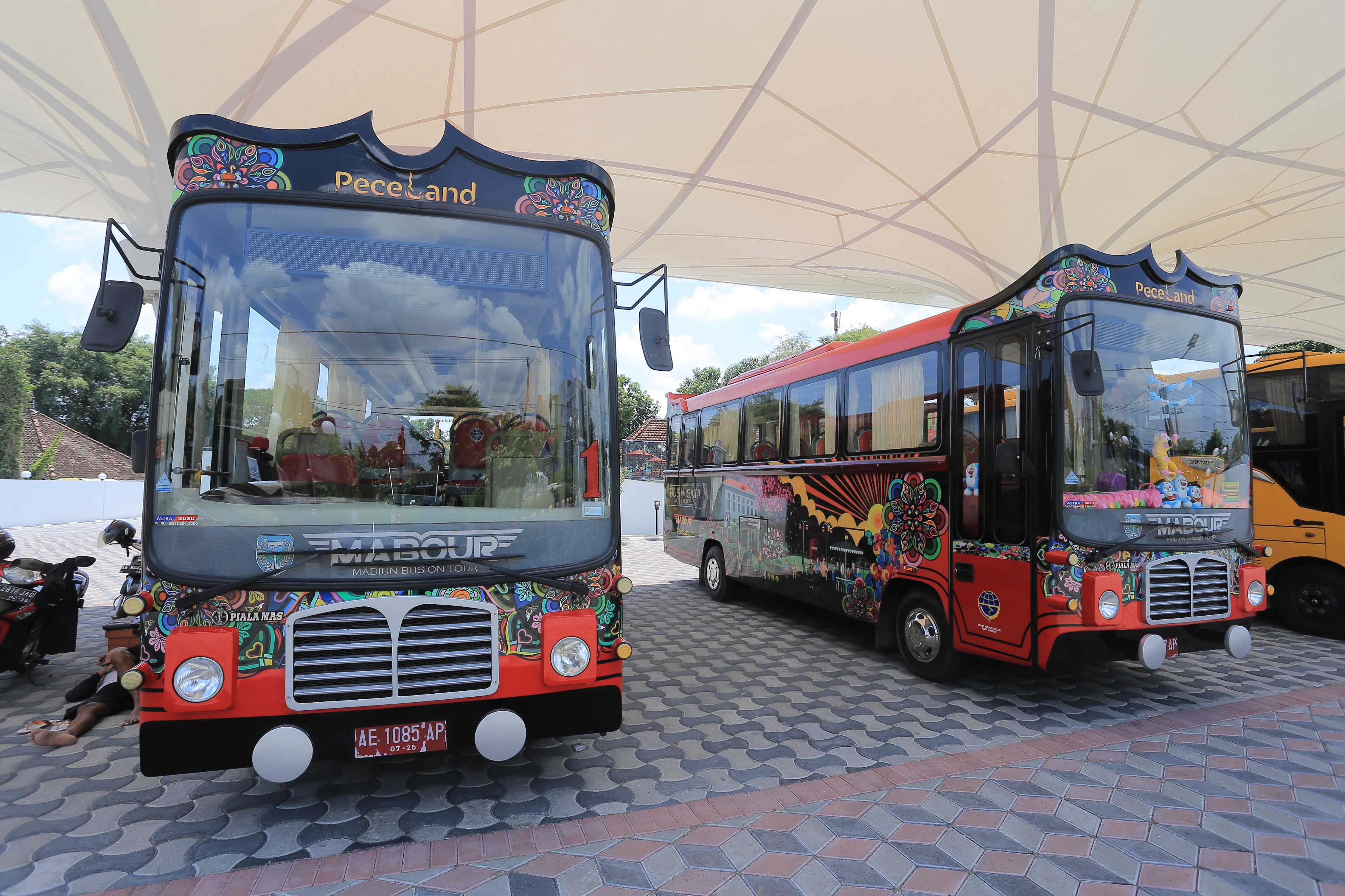 BUS WISATA: Keberadaan Mabour diminati para wisatawan yang ingin berkeliling Kota Madiun dengan menggunakan transportasi publik. (BAGAS BIMANTARA/RADAR MADIUN)