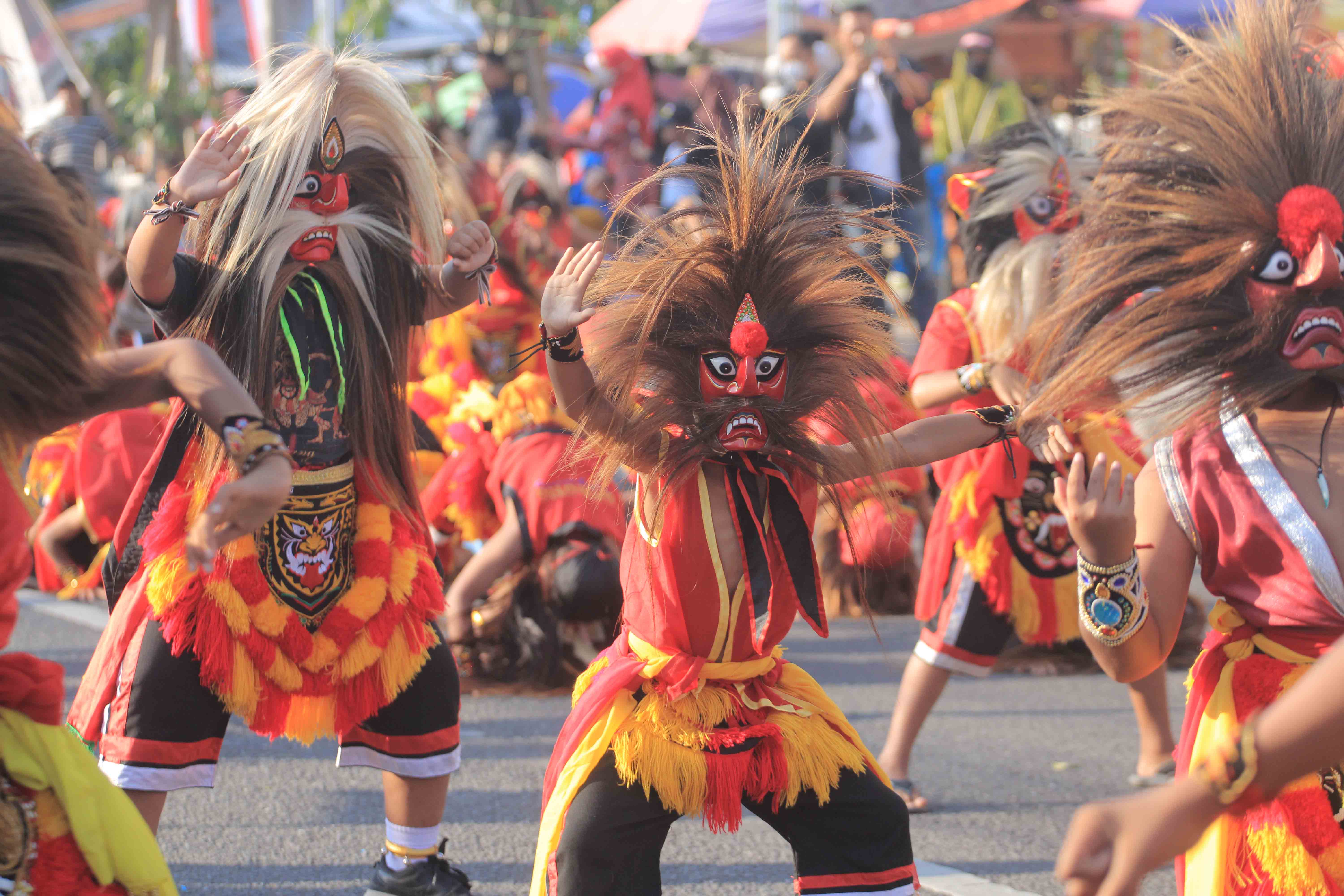 JALAN PANJANG: Warga bersama Pemkab Ponorogo berkomitmen menjaga garis sejarah reog lahir dari kabupaten ini melalui berbagai upaya pelestarian.&nbsp;(AJI PUTRA/RADAR PONOROGO)