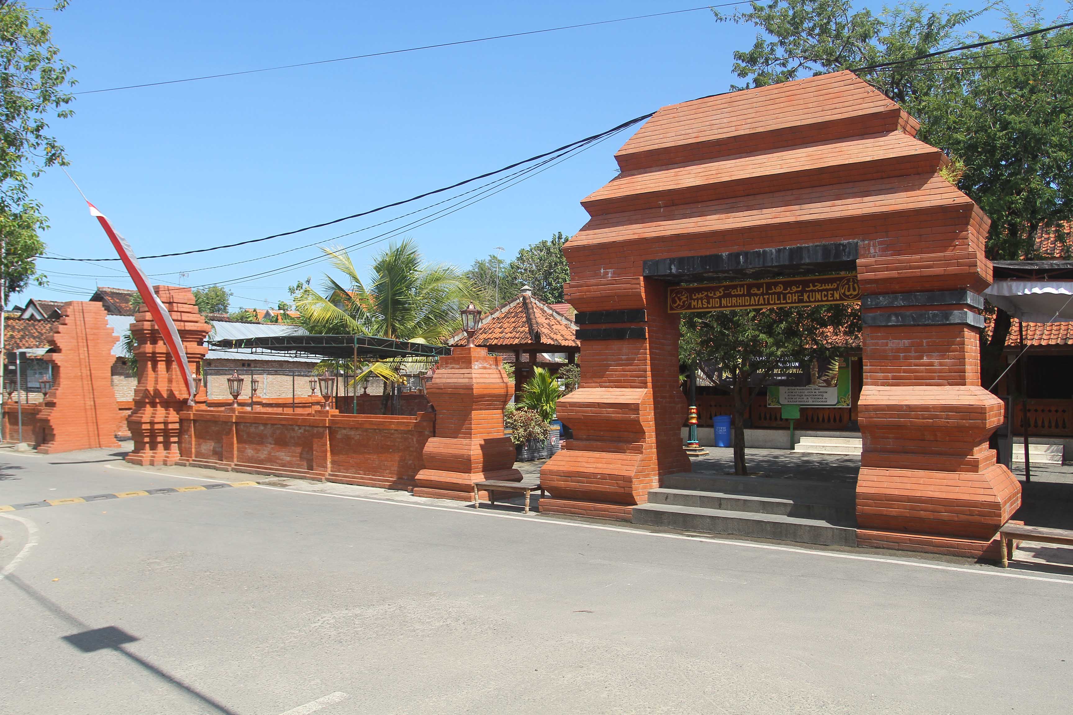 WISATA RELIGI: Kompleks Masjid Kuncen ditata tahun ini. Mulai dari bangunan menara hingga sendang. (BAGAS BIMANTARA/RADAR MADIUN)