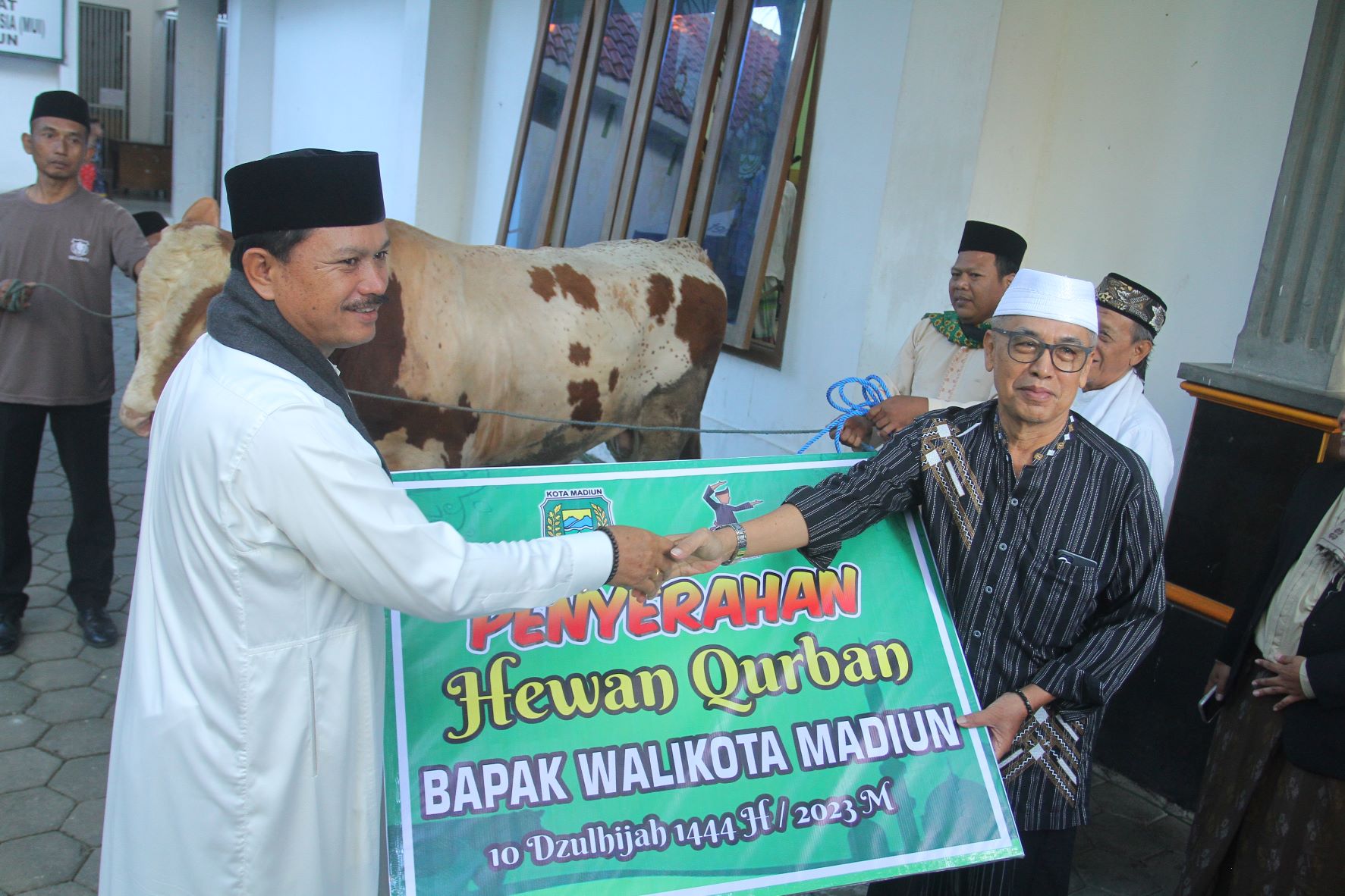 HEWAN KURBAN: Wali Kota Maidi menyerahkan secara simbolis sapi seberat 1 ton dari Pemkot Madiun yang diberikan ke takmir Masjid Baitul Hakim kemarin (29/6).&nbsp;(BAGAS BIMANTARA/RADAR MADIUN)