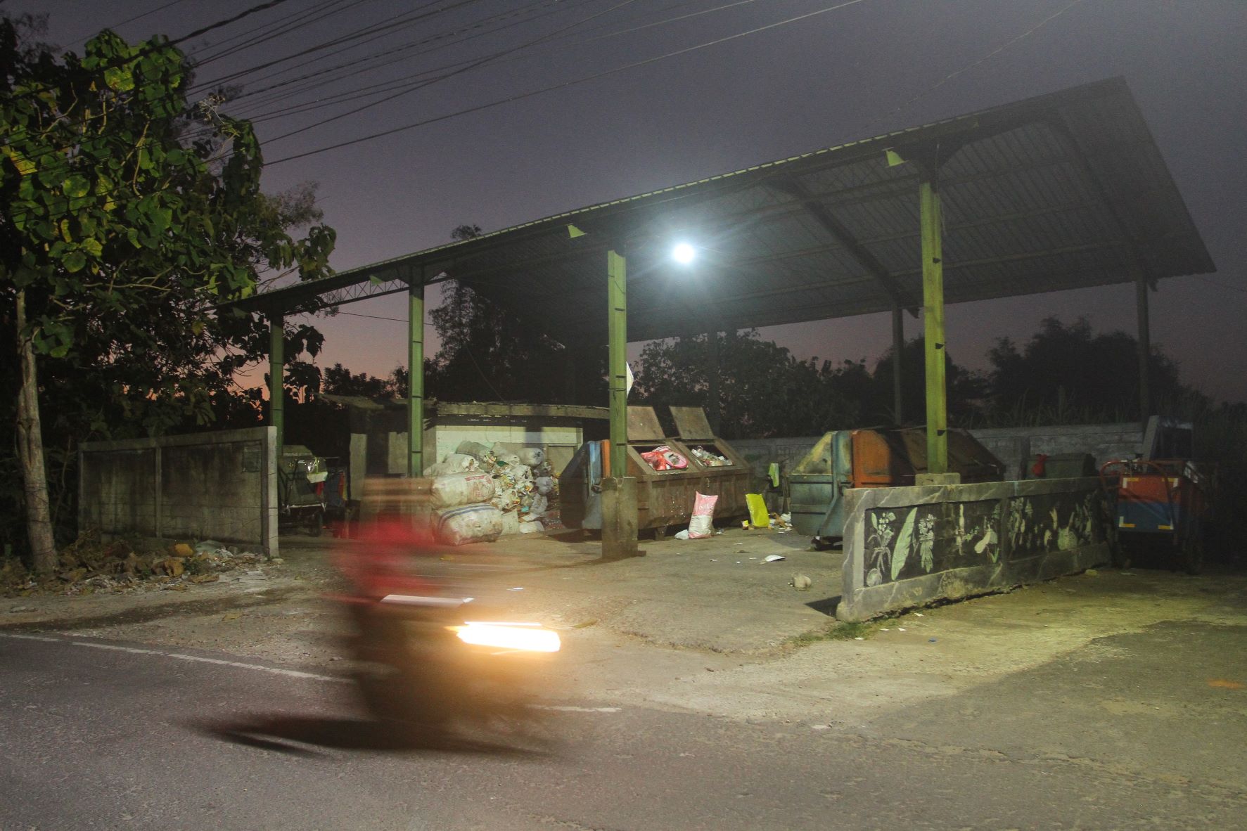 BAU: Tempat pembuangan sampah (TPS) di Kelurahan Banjarejo akan digeser ke belakang pada tahun ini untuk menghapus kesan kumuh. (BAGAS BIMANTARA/RADAR MADIUN)