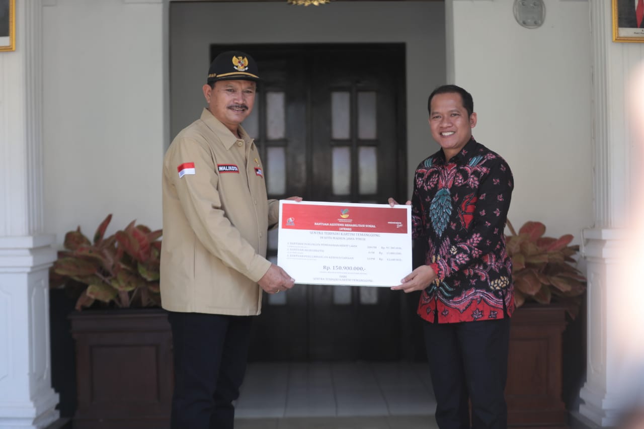 PEDULI: Wali Kota Madiun Maidi menyerahkan bantuan secara simbolis dari program Atensi Kemensos kepada warganya yang masuk dalam kelompok lansia dan disabilitas. (DISKOMINFO UNTUK RADAR MADIUN)