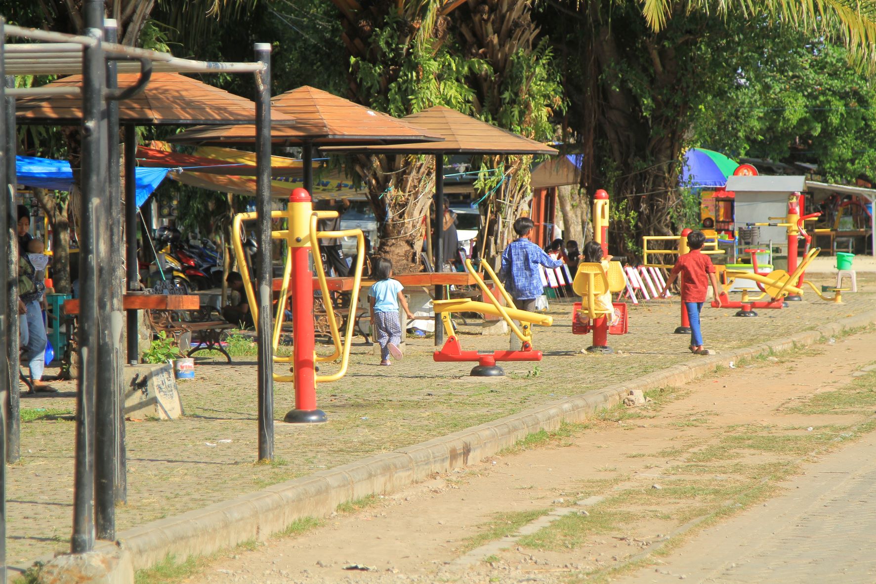 WISATA SEHAT: Kawasan Lapangan Gulun menjadi pusat kuliner sekaligus tempat jujukan warga Kota Madiun untuk bersantai dan olahraga. (BAGAS BIMANTARA/RADAR MADIUN)