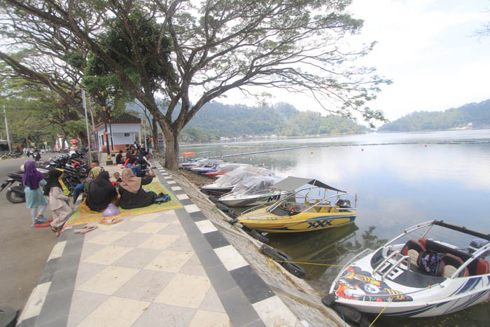 FASILITAS BARU: Disbudparpora Ponorogo menyiapkan sejumlah spot terbaru seperti tribun dan perahu naga, sebelumnya telah tuntas dibangun water fountain. (AJI PUTRA/ JAWA POS RADAR PONOROGO)