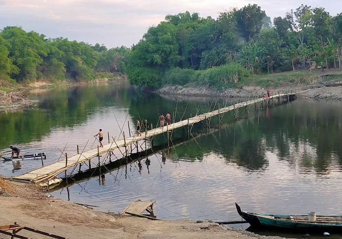 JEMBATAN BAMBU: Jembatan darurat yang digunakan warga Desa Sidolaju, Widodaren, Ngawi, dan sekitarnya untuk menyeberangi Bengawan Solo.