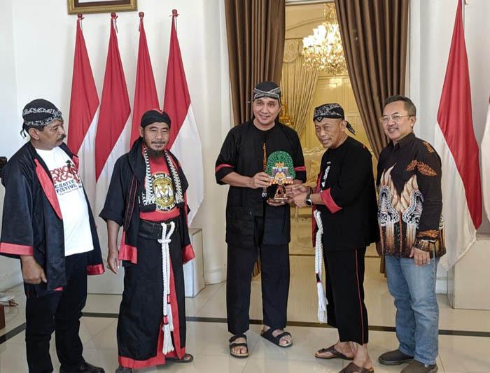 KABAR BAIK: Dirjen Kebudayaan Kemendikbudristek Hilmar Farid menyampaikan pengusulan reog ke daftar ICH Unesco kepada Bupati Sugiri Sancoko, Sabtu (1/7) lalu. (PROKOPIM FOR JAWA POS RADAR PONOROGO)