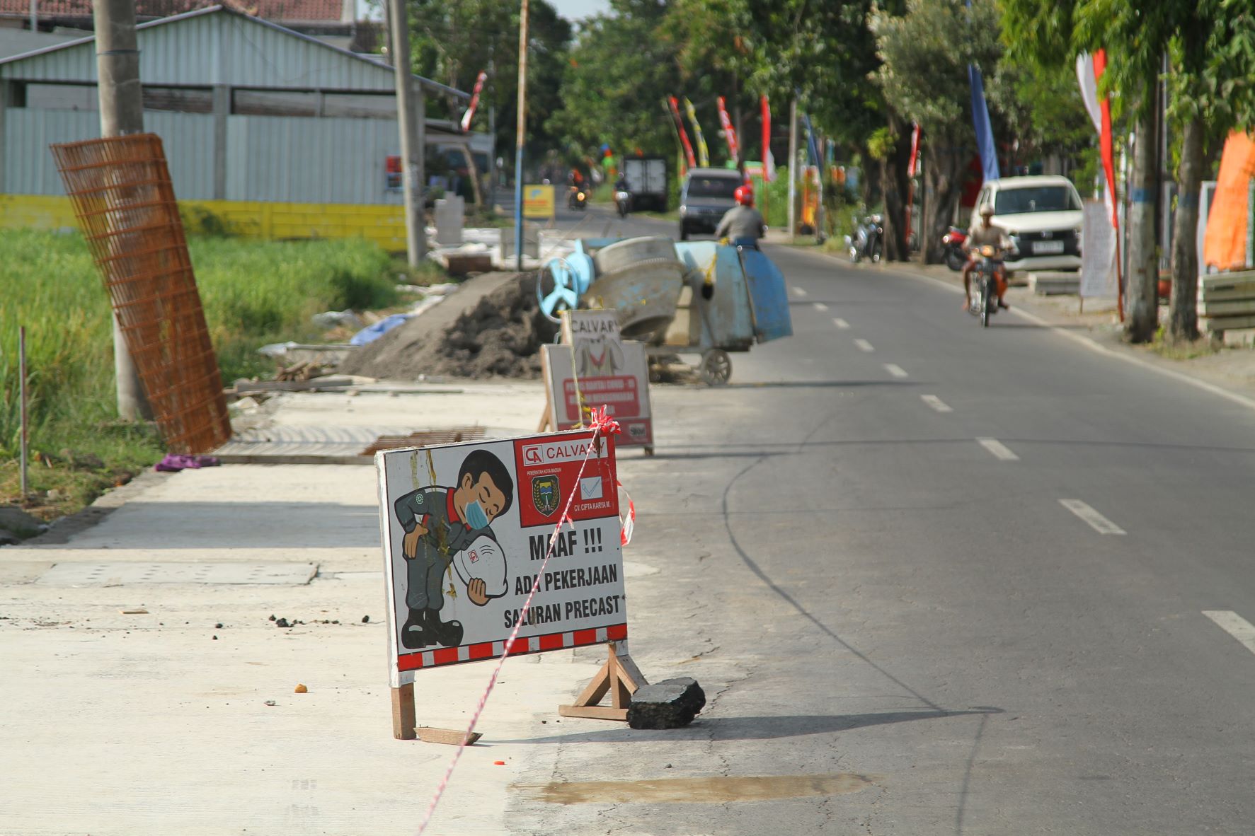 ANTISIPASI GENANGAN: Pengerjaan normalisasi saluran air di Jalan Campur Sari tinggal menyelesaikan beberapa meter. (BAGAS BIMANTARA/RADAR MADIUN)