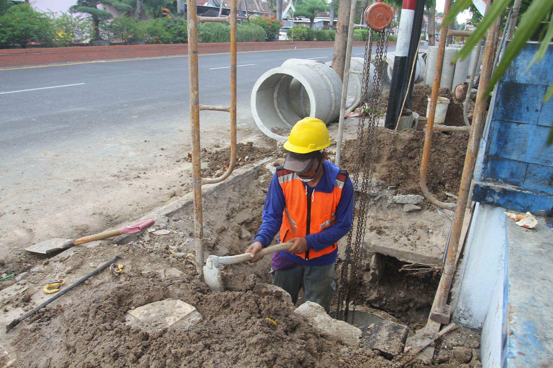 INFRASTRUKTUR: Sejumlah pekerja tengah mengerjakan proses pembongkaran sekaligus merevitalisasi trotoar di Jalan S Parman kemarin (2/7). (BAGAS BIMANTARA/RADAR MADIUN)