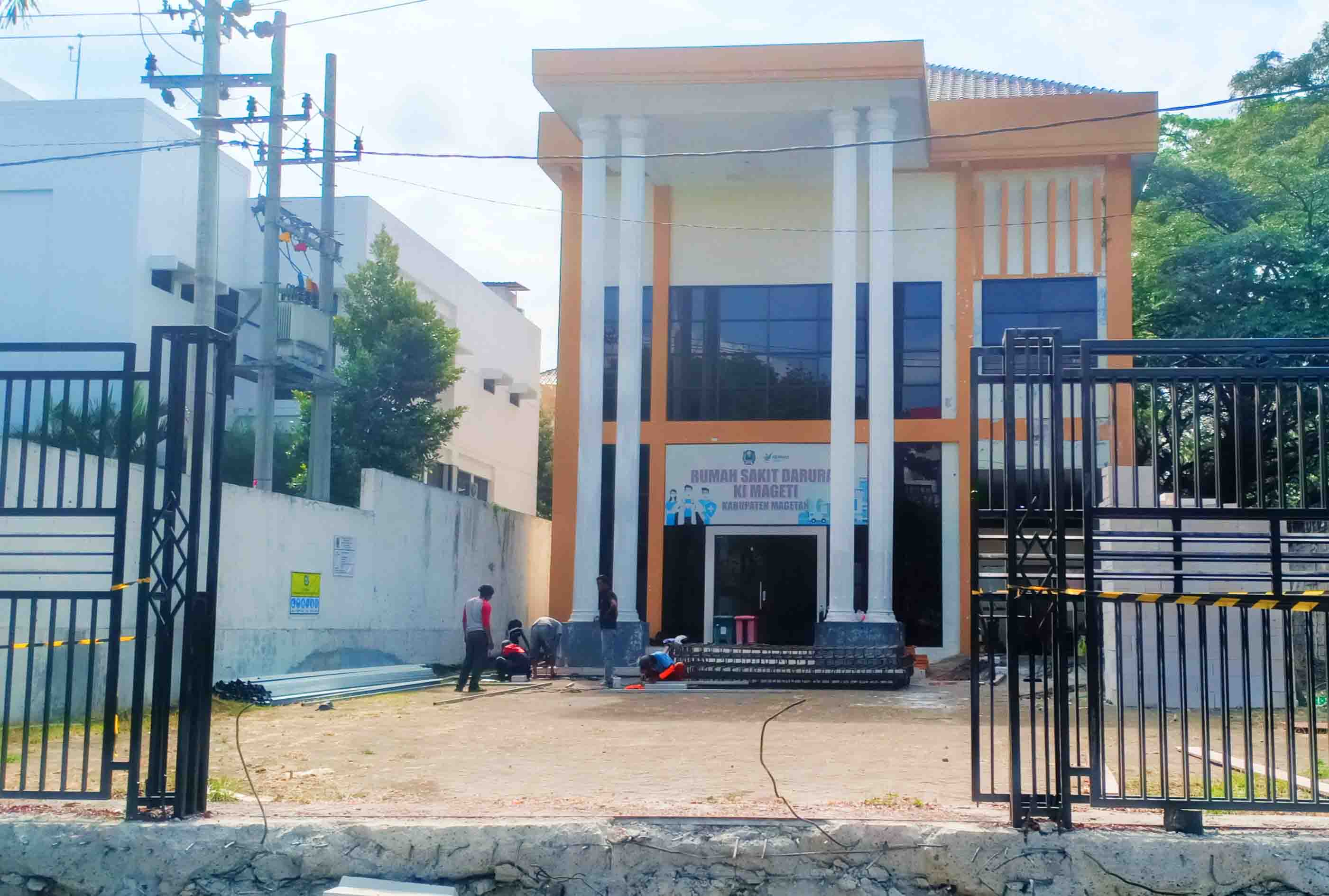 RENOVASI: Akses masuk RS darurat di Jalan Pahlawan diperbaiki. Gedung tersebut akan dijadikan poliklinik jiwa.&nbsp;(APRILITA SARI/JAWA POS RADAR MAGETAN)