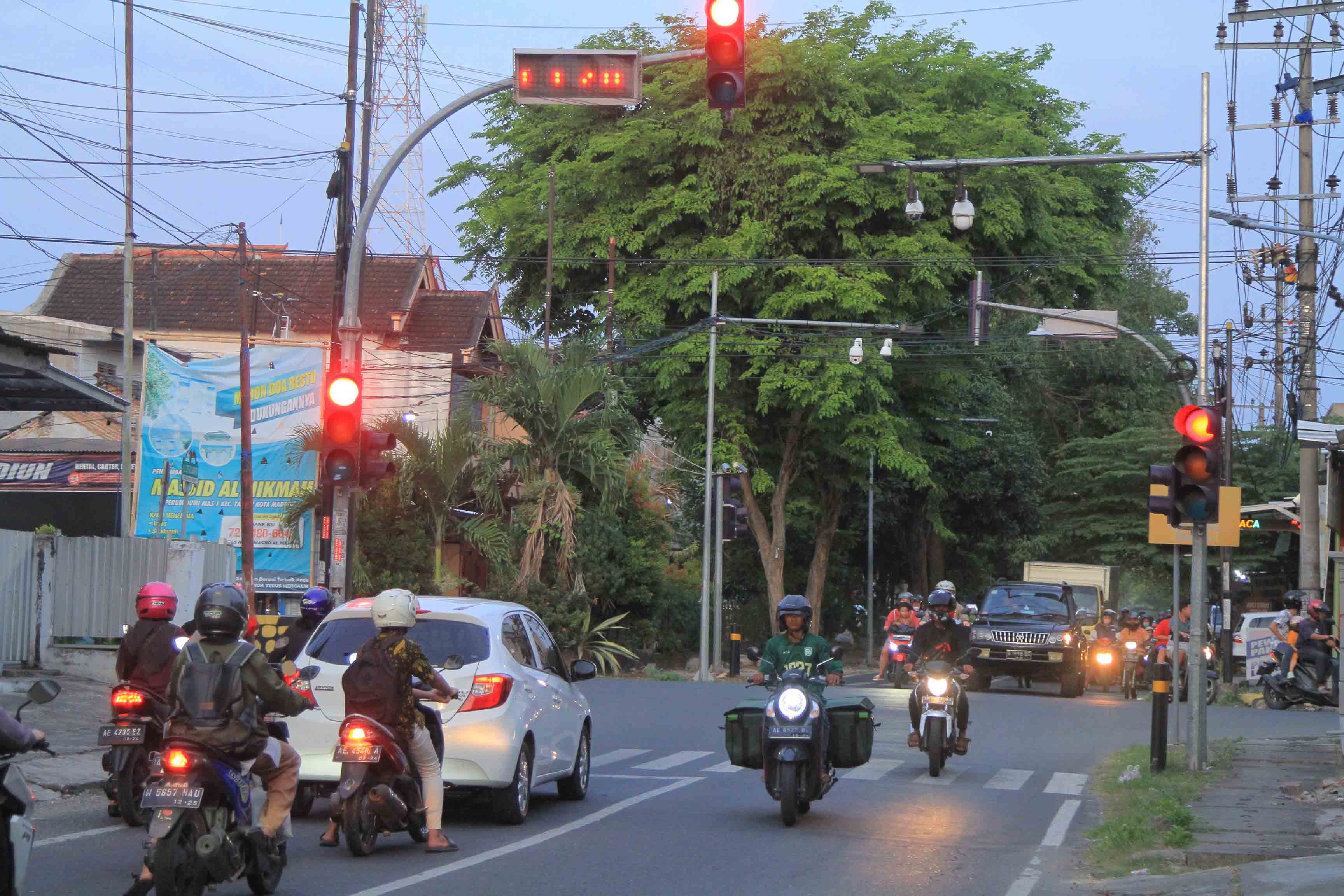 SMART CITY: Sejumlah perempatan di Kota Madiun sudah terpasang CCTV. (BAGAS BIMANTARA/RADAR MADIUN)