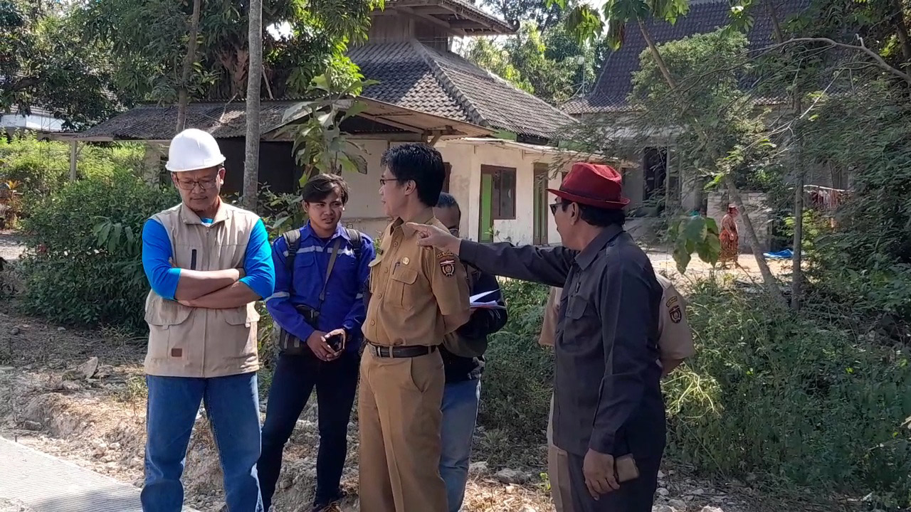 KECEWA: Rombongan Komisi IV DPRD Ngawi ketika melakukan inspeksi proyek rekonstruksi Jalan Raya Karangjati-Pilangkenceng kemarin.&nbsp;(ASEP SYAEFUL BACHRI/JAWA POS RADAR NGAWI)