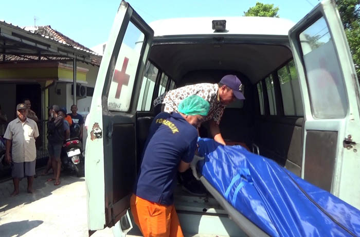 DALAM PENYELIDIKAN POLISI: Petugas medis memasukkan jasad Sugeng Widodo ke dalam mobil ambulans. (ASEP SYAEFUL BACHRI/JAWA POS RADAR NGAWI)