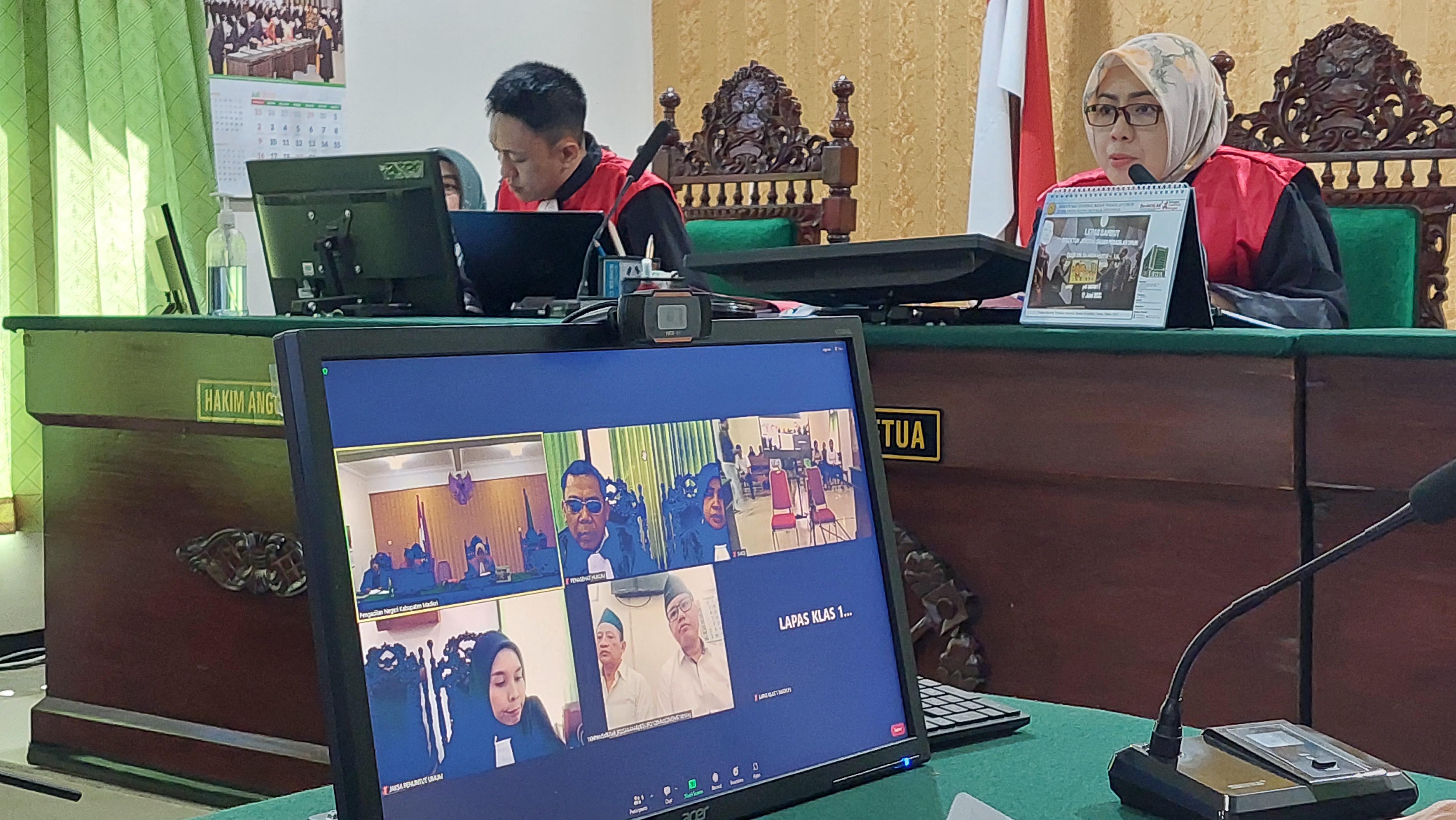 JADI PESAKITAN: Kedua oknum polisi menjalani persidangan secara daring di PN Kabupaten Madiun kemarin. (DIAN RAHAYU/RADAR CARUBAN)