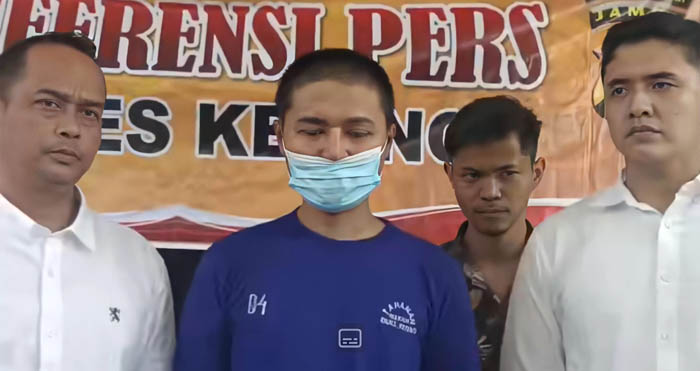Popo Barbie ditahan polisi usai video tak senonohnya viral. (Istimewa)