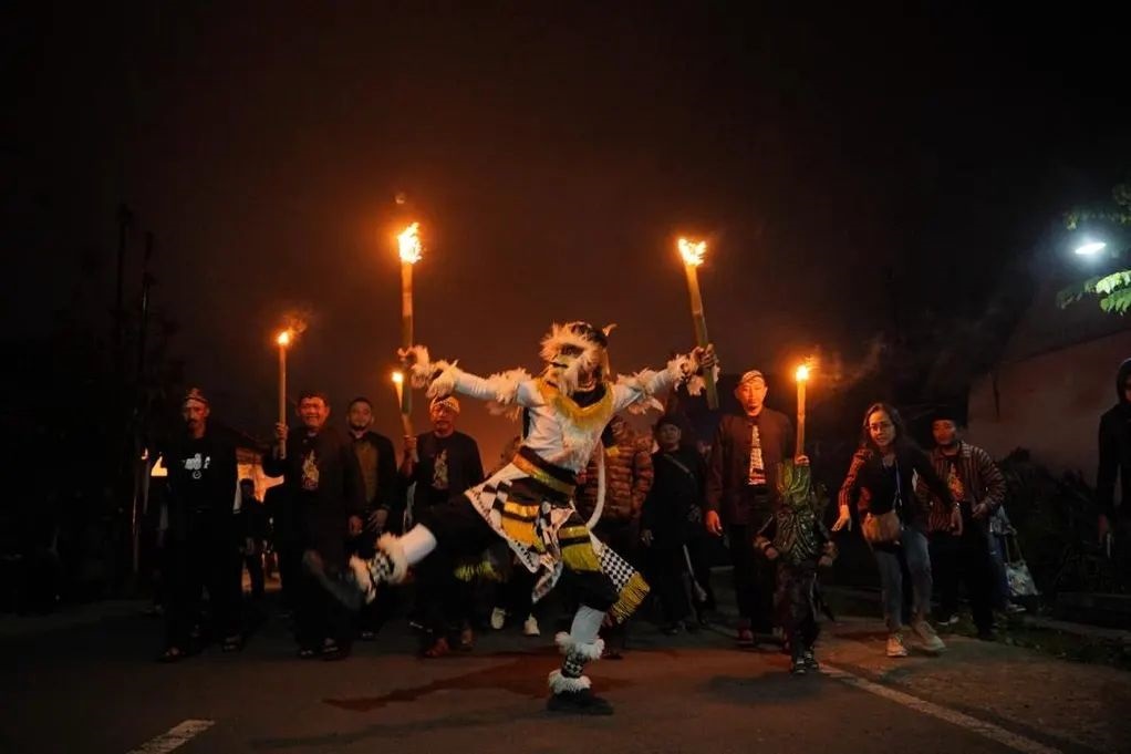 MERIAH: Ribuan obor dinyalakan dalam event festival obor di Desa Jeruk, Bandar, Senin (3/7) malam.&nbsp;(PROKOPIM&nbsp; UNTUK RADAR PACITAN)