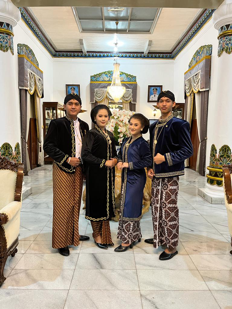 FINAL: Pakaian adat dan khas Kabupaten Madiun resmi ditetapkan setelah uji publik di Pendopo Muda Graha, Selasa (4/7). (BAPPERIDA UNTUK RADAR CARUBAN)