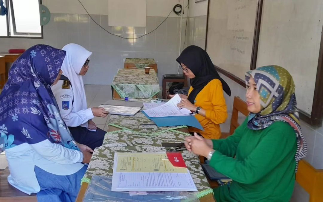 PAGU TERPENUHI: Peserta didik baru tahun ajaran 2023/2024 melakukan daftar ulang di SMAN 1 Pacitan kemarin (5/7). (ISTIMEWA)