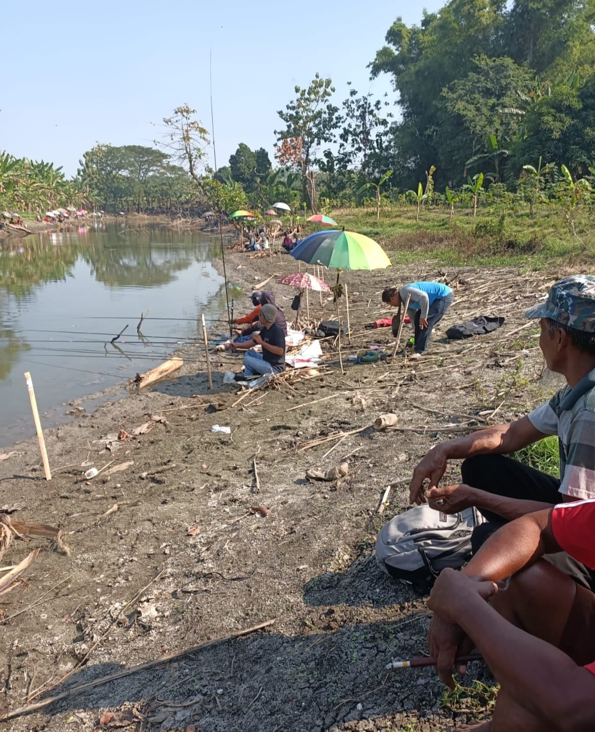 ANTUSIAS: Ratusan warga sedang memancing di kali mati Kedung Lempuk. (PEMDES SOGO UNTUK RADAR CARUBAN)