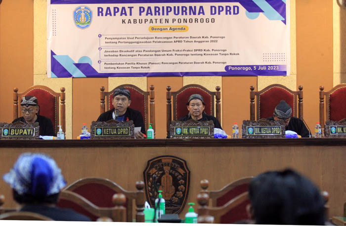REKOMENDASI: DPRD Ponorogo memberikan catatan LPJ APBD 2022 dalam rapat paripurna kemarin (5/7). (AJI PUTRA/JAWA POS RADAR PONOROGO)