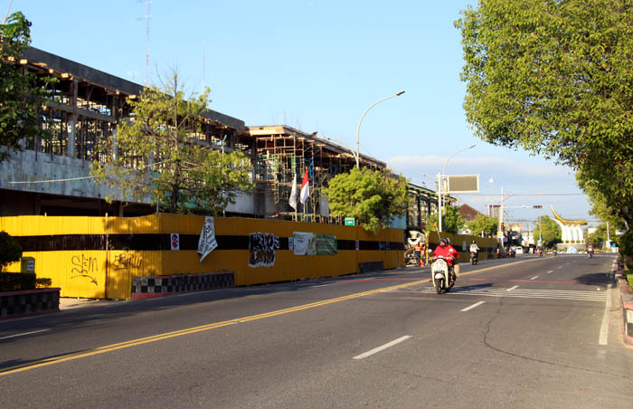 JALAN NASIONAL: Proyek pedestrian PB Sudirman akan menambah lebar bentang Jalan PB Sudirman di depan mal pelayanan publik (MPP). (ASEP SYAEFUL BACHRI/JAWA POS RADAR NGAWI)