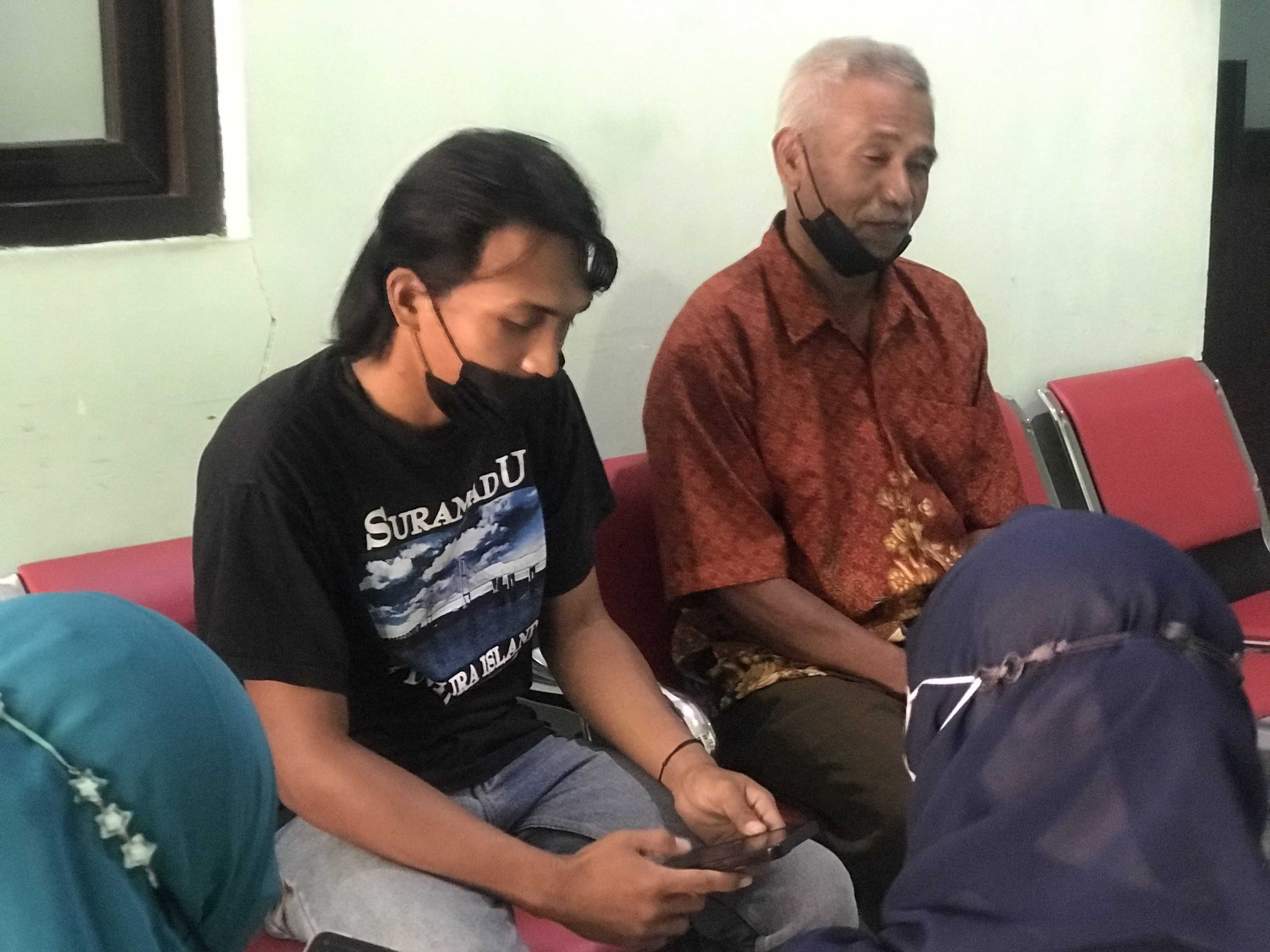 SYOK: Pihak keluarga korban berharap pelaku segera tertangkap dan mendapat hukuman setimpal.&nbsp;(BAGUS RAHADI/RADAR CARUBAN)