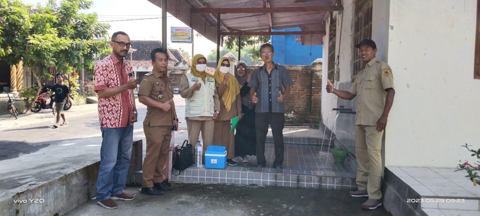 DICEK: Petugas dinas kesehatan usai mengambil sampel air untuk dilakukan pengecekan. (PEMDES BANJAREJO UNTUK RADAR CARUBAN)