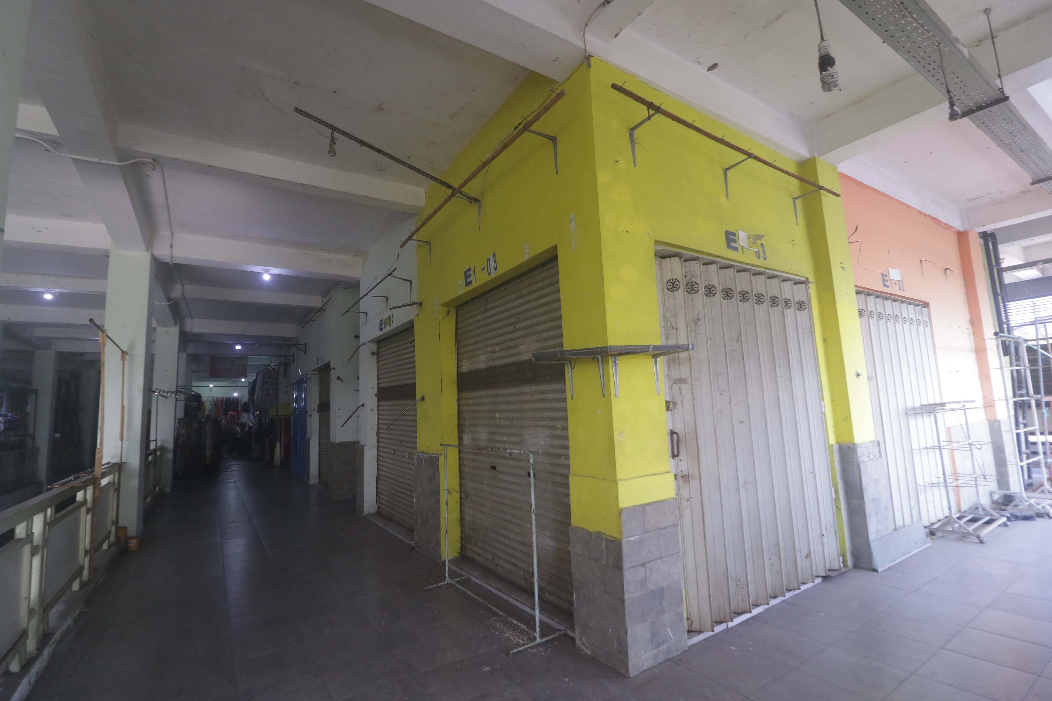 LENGANG: Sekitar 40 persen kios dan los di Pasar Caruban baru saat ini tidak difungsikan oleh penyewanya. (BAGUS RAHADI/RADAR MADIUN)